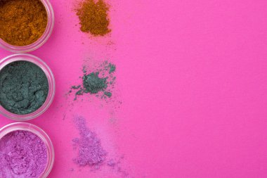 Birçok kozmetik, üstten görünüm.