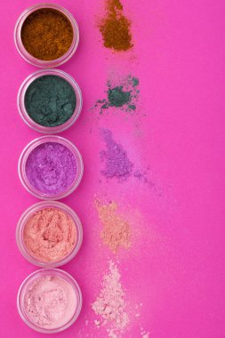 Birçok kozmetik, üstten görünüm.