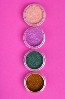 Birçok kozmetik, üstten görünüm.