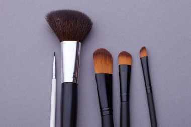 Birçok kozmetik fırçalar, havai görünümü.
