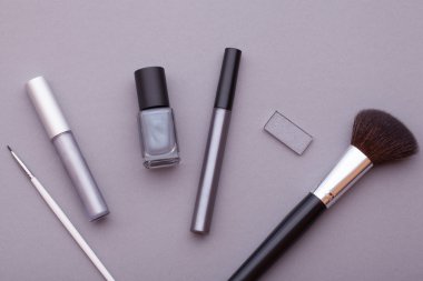 Birçok kozmetik, üstten görünüm.