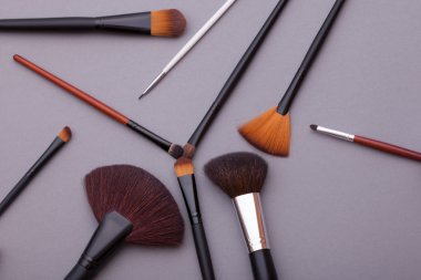 Birçok kozmetik fırçalar, havai görünümü.