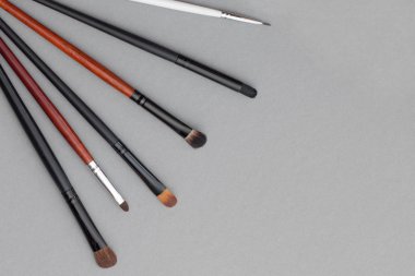 Gri bir arka plan üzerinde güzel makyaj.