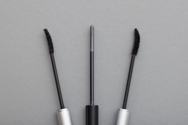 Gri bir arka plan üzerinde güzel makyaj.