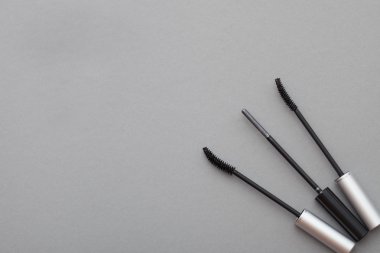 Gri bir arka plan üzerinde güzel makyaj.