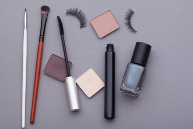 Gri bir arka plan üzerinde güzel makyaj.