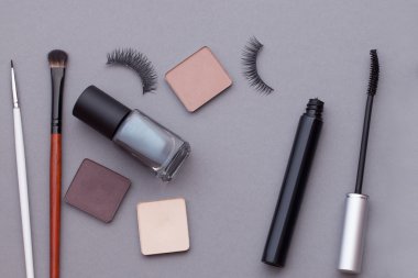 Gri bir arka plan üzerinde güzel makyaj.