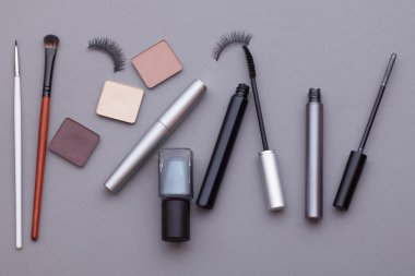 Gri bir arka plan üzerinde güzel makyaj.