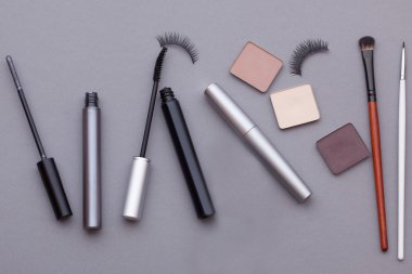 Gri bir arka plan üzerinde güzel makyaj.