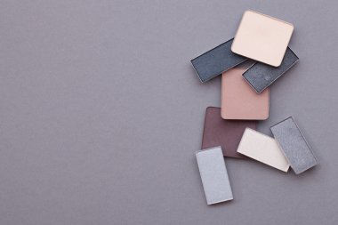 Gri bir arka plan üzerinde güzel makyaj.