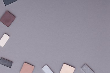 Gri bir arka plan üzerinde güzel makyaj.