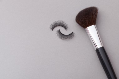 Gri bir arka plan üzerinde güzel makyaj.