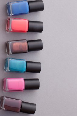 Gri bir arka plan üzerinde güzel makyaj.