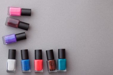 Gri bir arka plan üzerinde güzel makyaj.