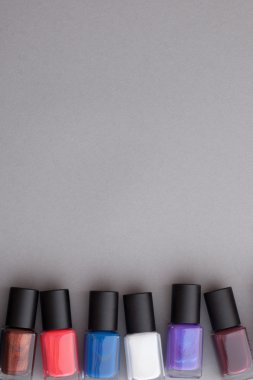 Gri bir arka plan üzerinde güzel makyaj.