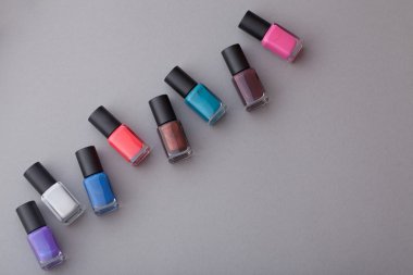 Gri bir arka plan üzerinde güzel makyaj.