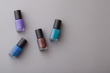 Gri bir arka plan üzerinde güzel makyaj.