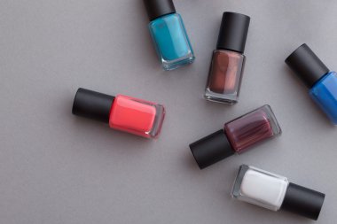 Gri bir arka plan üzerinde güzel makyaj.