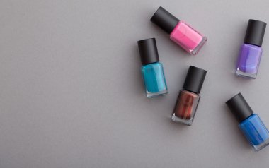 Gri bir arka plan üzerinde güzel makyaj.