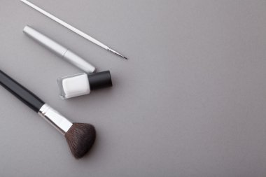 Gri bir arka plan üzerinde güzel makyaj.