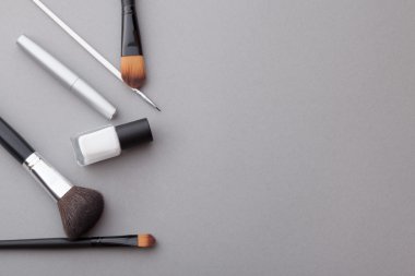 Gri bir arka plan üzerinde güzel makyaj.