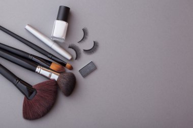 Gri bir arka plan üzerinde güzel makyaj.
