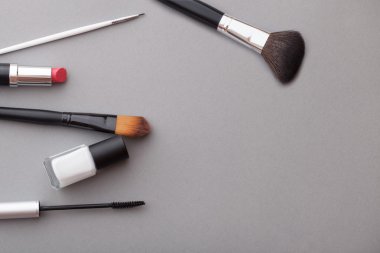 Gri bir arka plan üzerinde güzel makyaj.