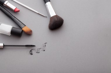 Gri bir arka plan üzerinde güzel makyaj.