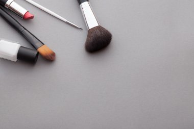 Gri bir arka plan üzerinde güzel makyaj.