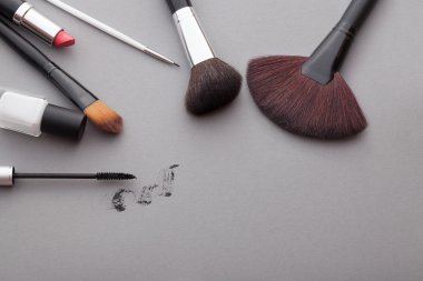 Gri bir arka plan üzerinde güzel makyaj.