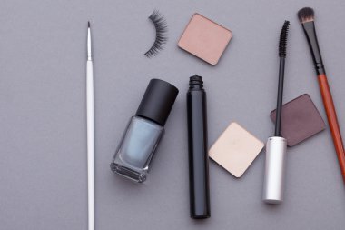 Gri bir arka plan üzerinde güzel makyaj.