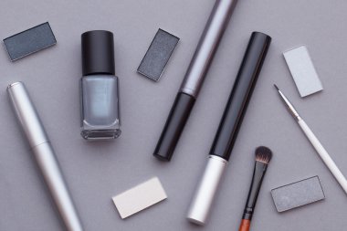 Gri bir arka plan üzerinde güzel makyaj.