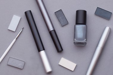 Gri bir arka plan üzerinde güzel makyaj.