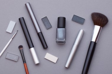 Gri bir arka plan üzerinde güzel makyaj.