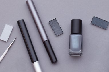 Gri bir arka plan üzerinde güzel makyaj.