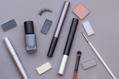 Gri bir arka plan üzerinde güzel makyaj.