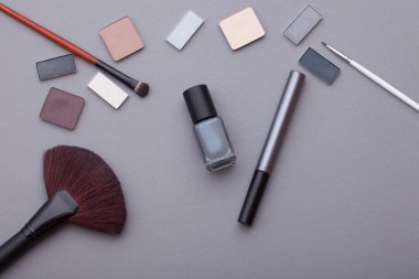 Gri bir arka plan üzerinde güzel makyaj.