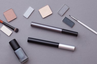 Gri bir arka plan üzerinde güzel makyaj.