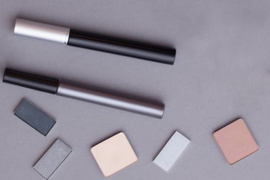 Gri bir arka plan üzerinde güzel makyaj.