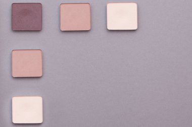 Gri bir arka plan üzerinde güzel makyaj.