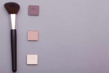 Gri bir arka plan üzerinde güzel makyaj.