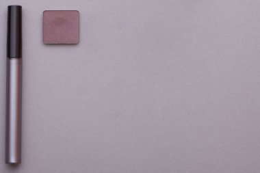 Gri bir arka plan üzerinde güzel makyaj.