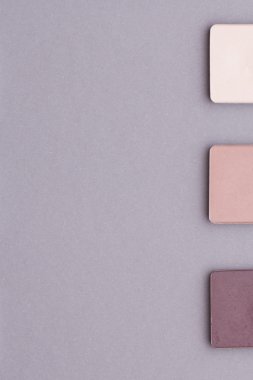 Gri bir arka plan üzerinde güzel makyaj.