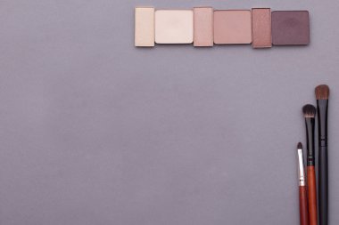 Gri bir arka plan üzerinde güzel makyaj.