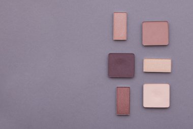 Gri bir arka plan üzerinde güzel makyaj.