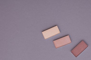 Gri bir arka plan üzerinde güzel makyaj.