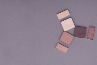 Gri bir arka plan üzerinde güzel makyaj.