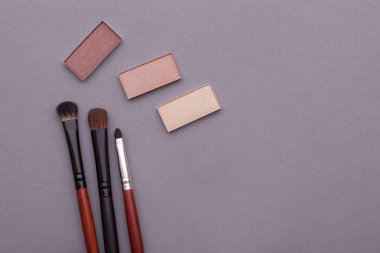 Gri bir arka plan üzerinde güzel makyaj.