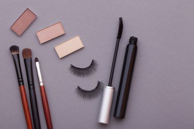 Gri bir arka plan üzerinde güzel makyaj.