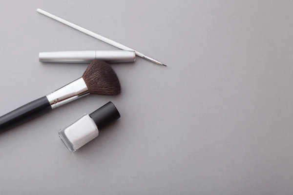 Hermoso maquillaje sobre un fondo gris . — Foto de Stock